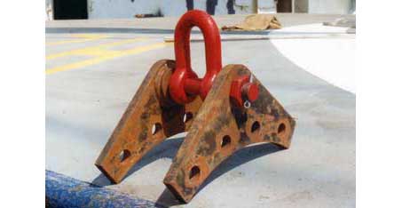 Mooring eye for an offshore cage.